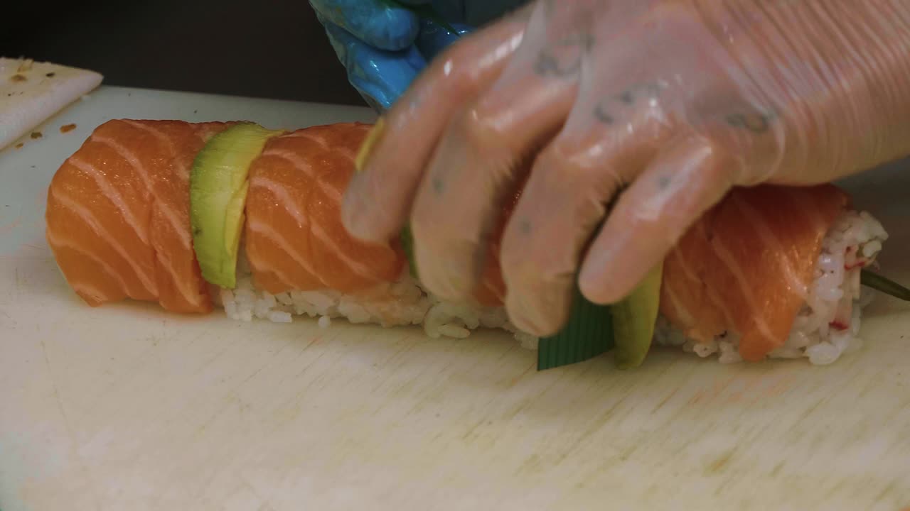 preparando sushi en un bar de sushi y llevarlo