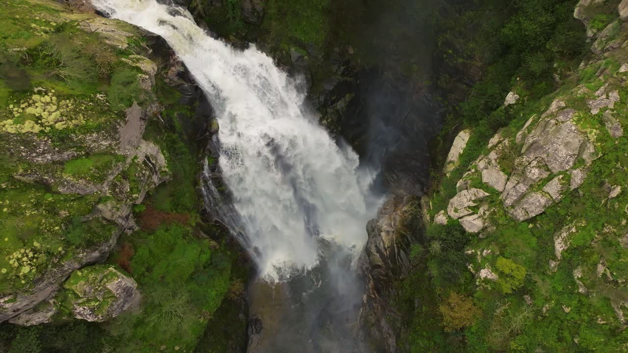 impresionante vista de la fervenza de toxa, cascada en el río toxa, pontevedra, galicia, españa