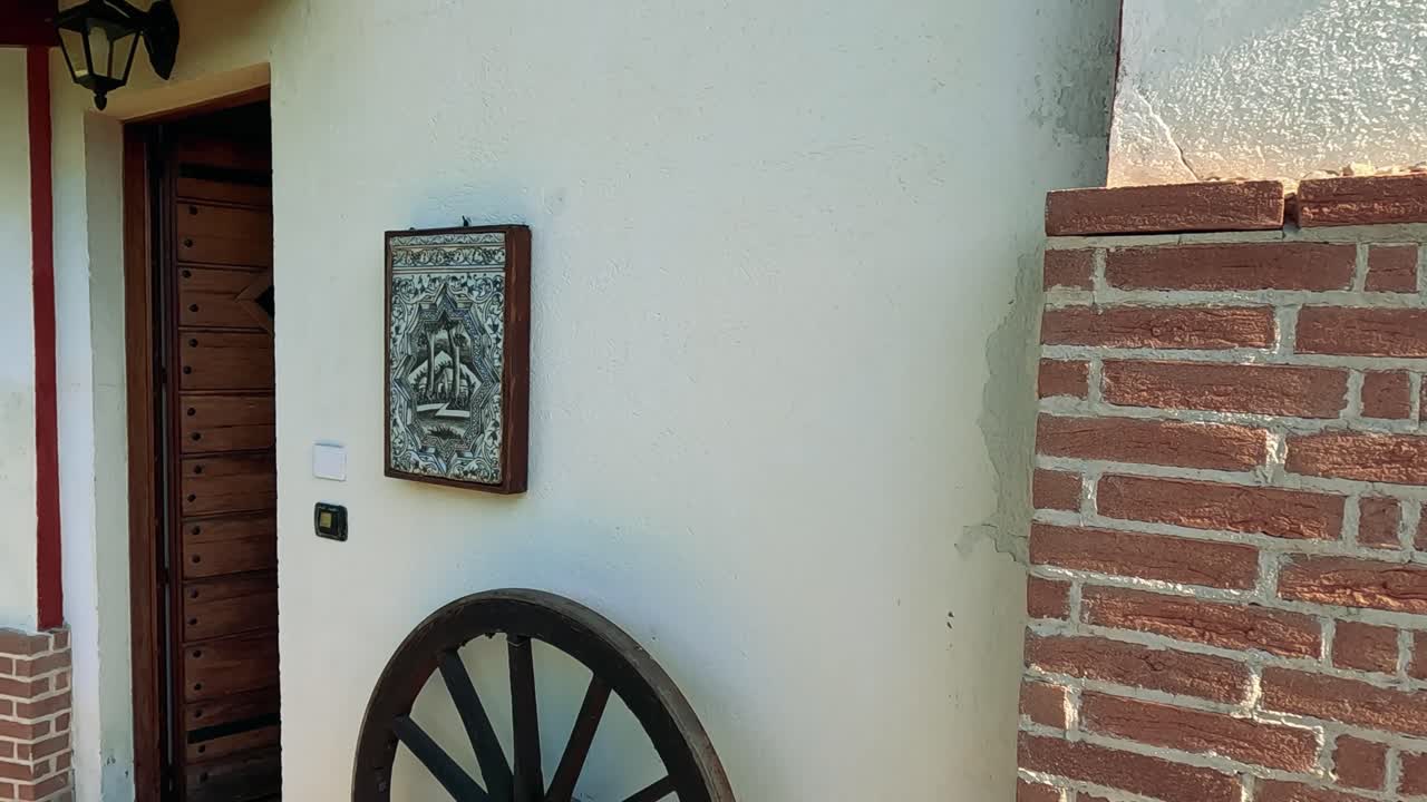fachada de casa rústica con elementos decorativos