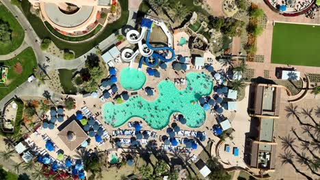 vista de drones de la piscina y los toboganes en el westin rancho mirage golf resort y spa cerca de palm springs ca