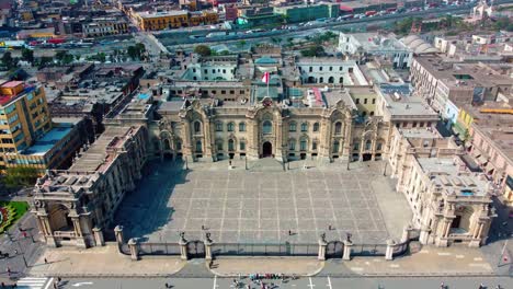 Lima,-Perus-Hauptstadt,-Dina-Palast,-Machtzentrum-In-Südamerika,-Dina-Boularte-Büro,-Menschen-In-Der-Innenstadt-Und-Atemberaubende-Landschaft