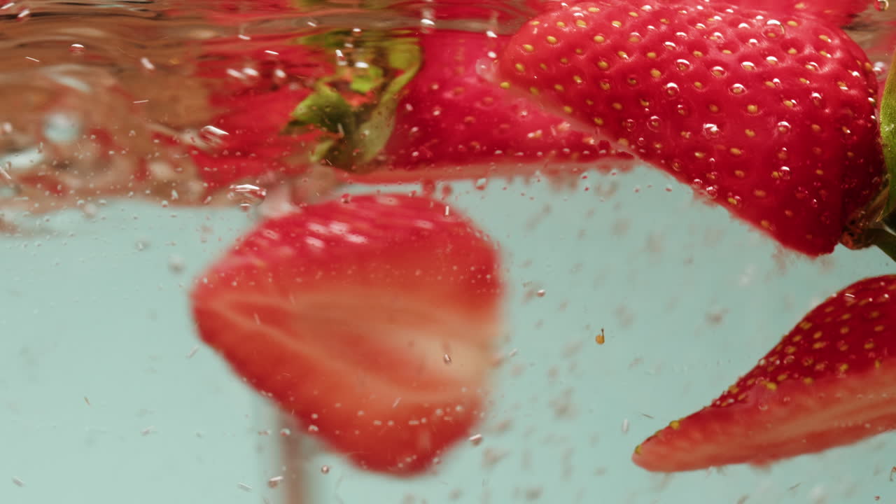 물에 담긴 신선한 딸기