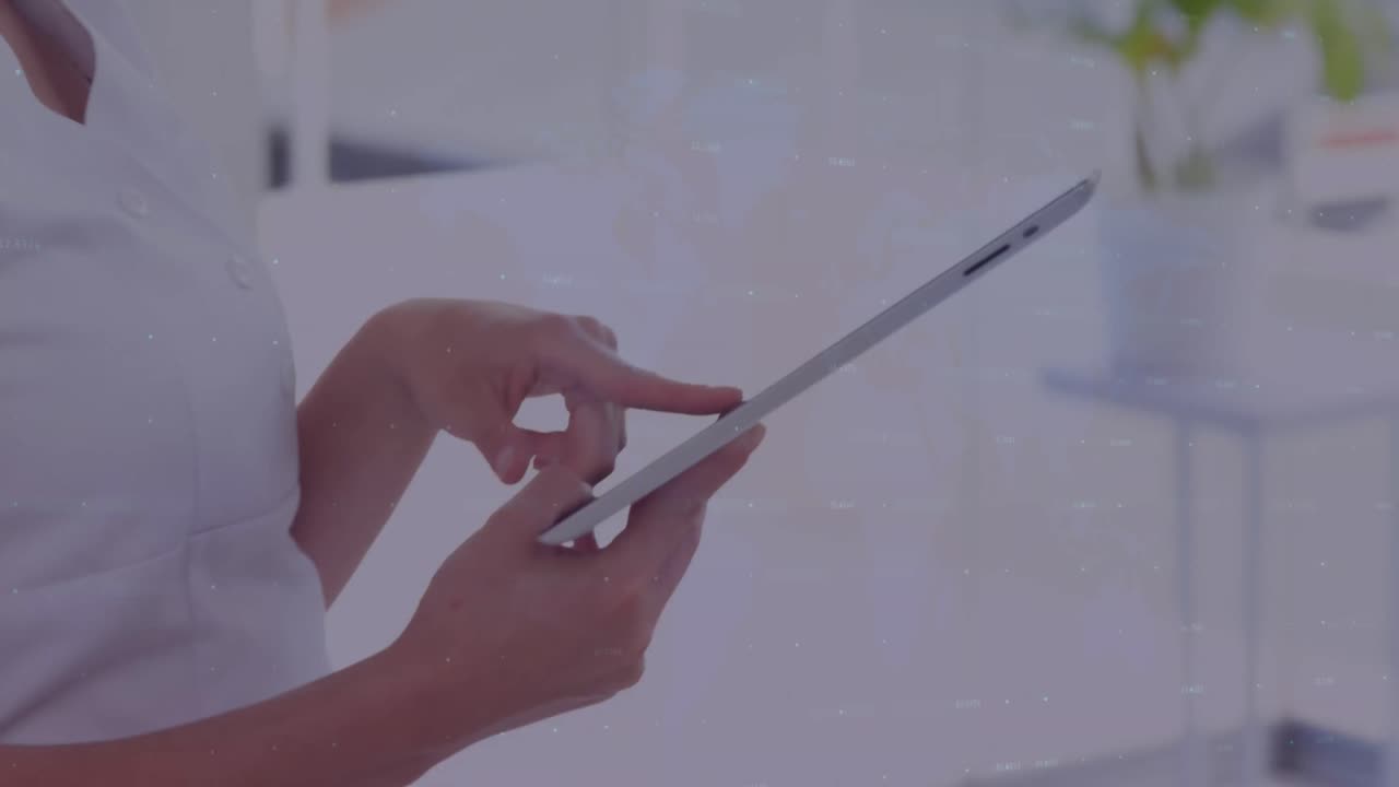 animación del reloj, estadísticas y procesamiento de datos sobre una mujer de negocios que usa una tableta