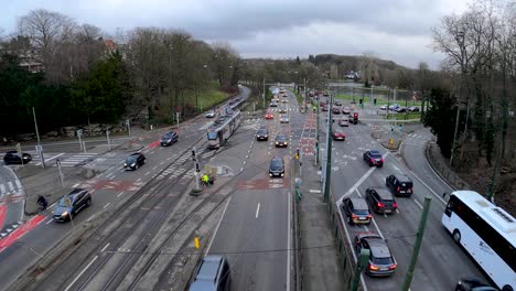 Tráfico-Denso-Y-Transporte-Público-Cruzando-La-Intersección-En-Sint-pieters-woluwe---Bruselas,-Bélgica