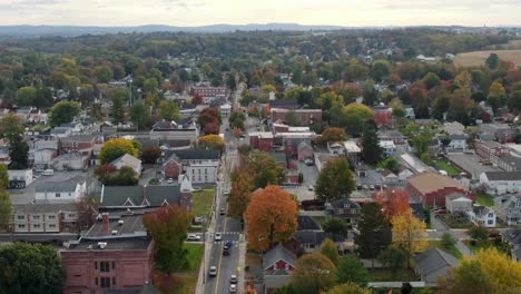 Aufsteigende-Luftaufnahme-Von-Anytown,-USA