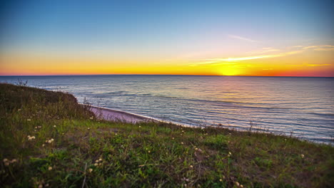 Un-Hermoso-Amanecer-Naranja-Sobre-El-Mar-Báltico-En-Jurkalne-En-Letonia