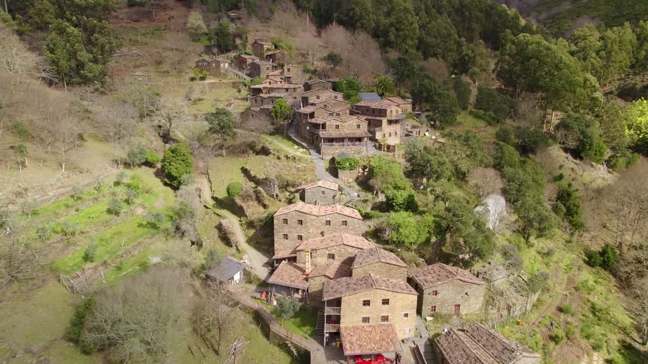 vista aérea de la cerdeira, un pequeño pueblo de pizarra, patrimonio arquitectónico único de portugal