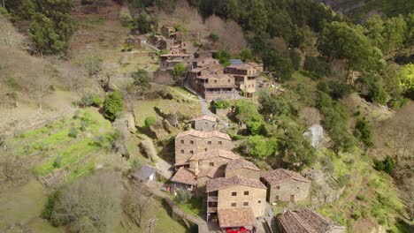 Vista-Aérea-De-La-Cerdeira---Un-Pequeño-Pueblo-Shist-Patrimonio-Arquitectónico-único-De-Portugal