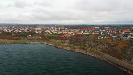 Una-Toma-Aérea-De-La-Ciudad-De-Varberg-En-Suecia