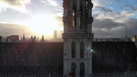 aéreo hacia arriba volando desde el suelo hasta la parte superior de la gran plaza del ayuntamiento de bruselas en un día soleado y nublado, bruselas, bélgica