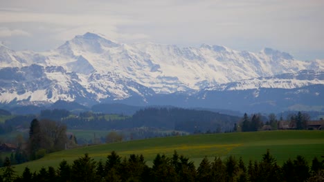 Toma-Panorámica-Del-Hermoso-Panorama-Alpino-Durante-El-Día-Soleado-En-Italia