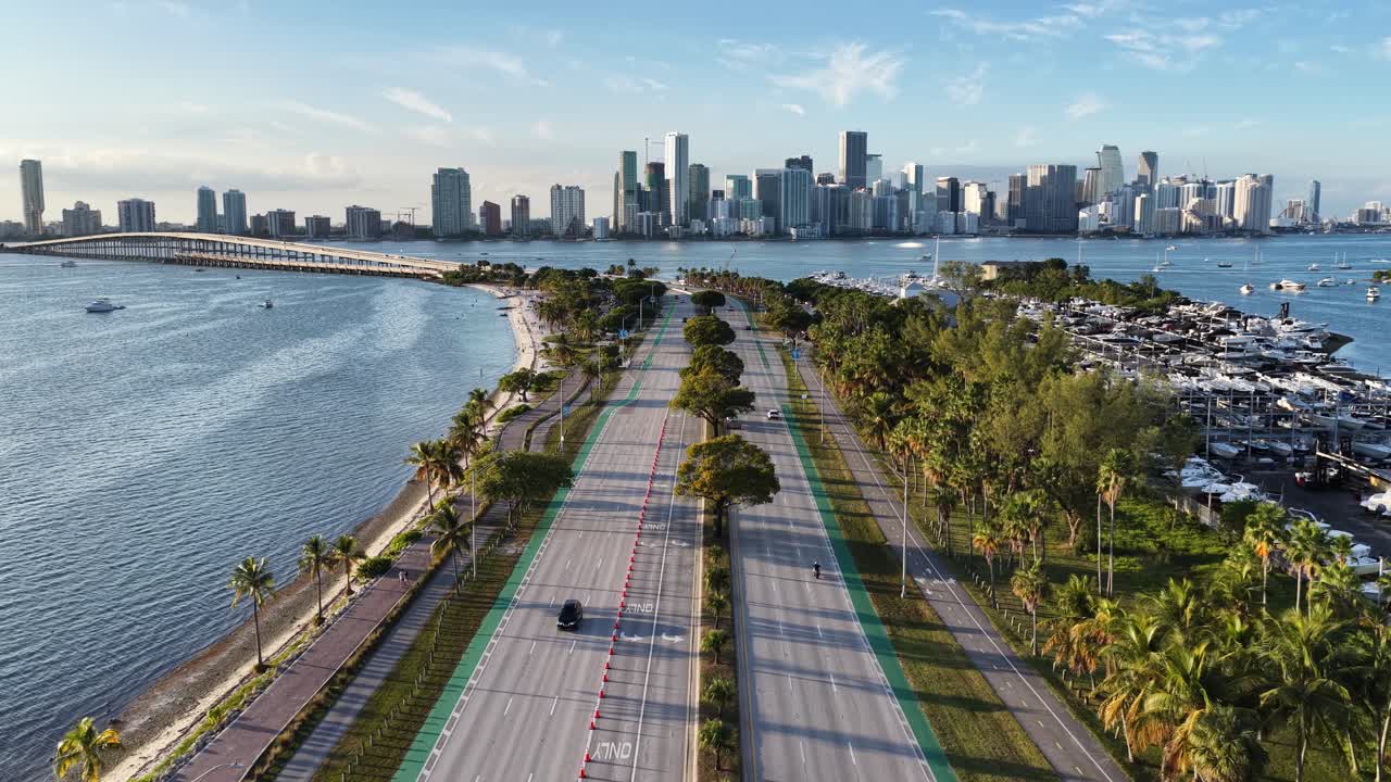 Skyline di Miami a Miami in Florida, Stati Uniti. Spiaggia urbana. Paesaggio acquatico della baia. Centro città. Skyline di Miami in Florida, Stati Uniti. Paesaggio tranquillo