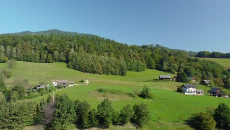 Vista-Aérea-Del-Paisaje-Y-Asentamiento-Rural,-Eslovenia,-Europa
