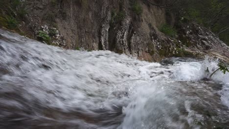 Schnelles-Wasser,-Flussbach-Und-Felspiste