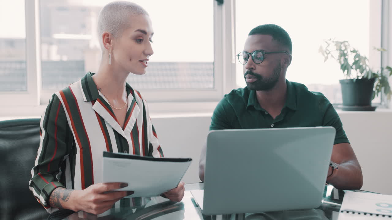 tengo que hablarte de algo.