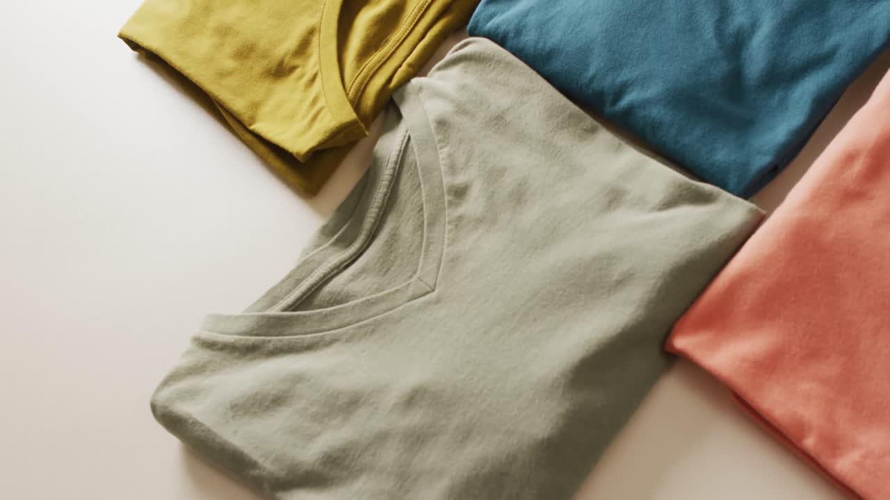 ⁇ 색 배경 에 접힌 티셔츠 의 클로즈업 비디오