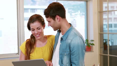 trabajadores de negocios ocasionales mirando una computadora portátil