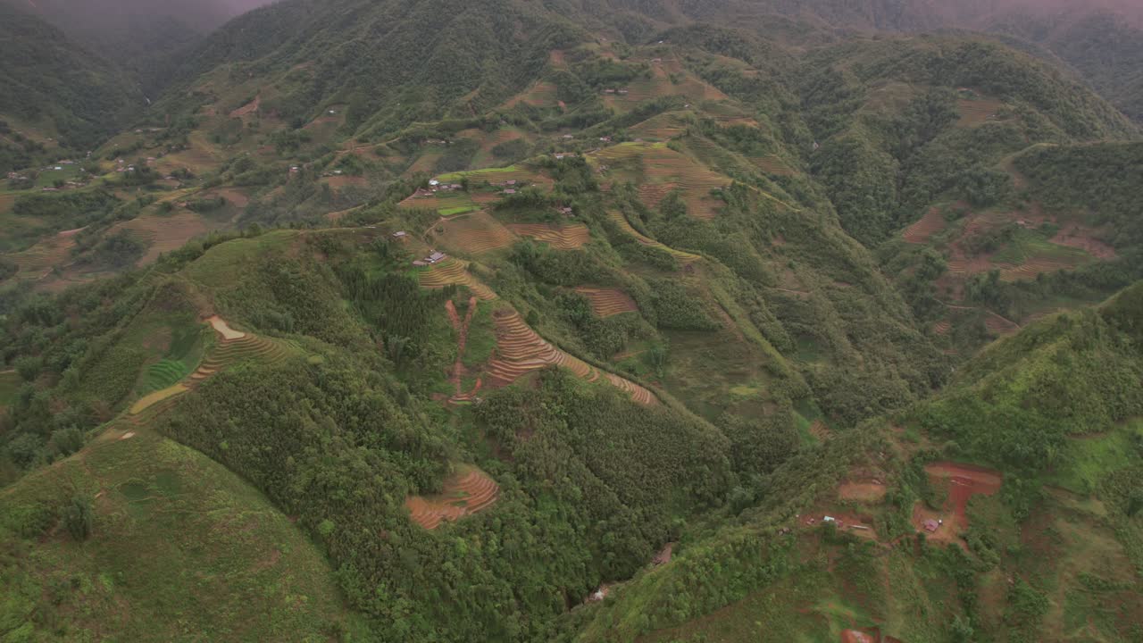 vista aérea de sa pa, ubicada en las montañas huang son de vietnam, que muestra los campos de arroz en terrazas del valle de muong hoa