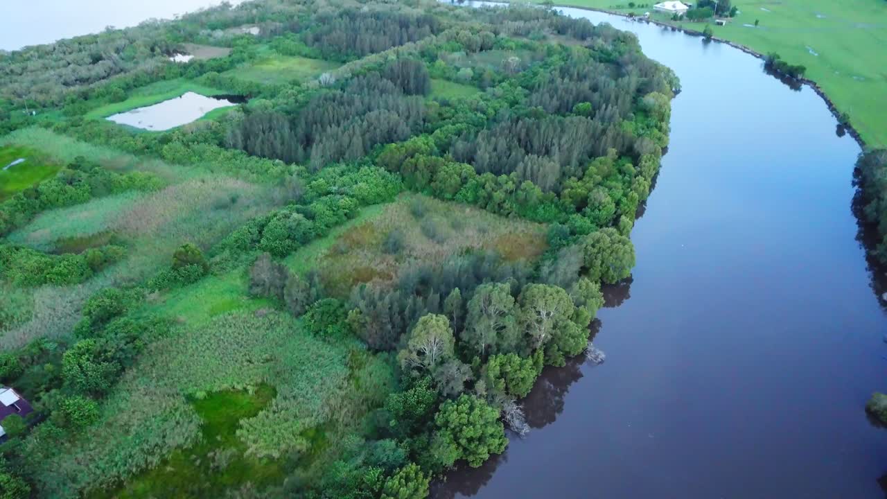 Nienaruszona przyroda tuż przed zachodem słońca