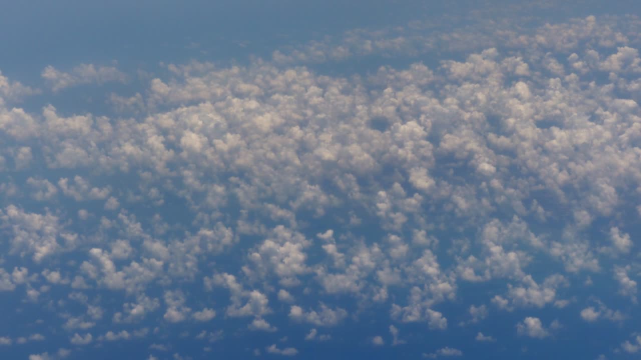 구름 하늘은 비행기의 창문에서 볼 수 있습니다. 구름 위에 날아, 공중에 날아.
