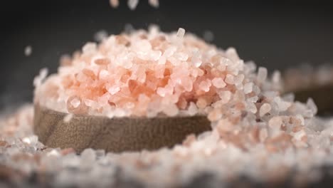 la sal rosa del himalaya en una cámara súper lenta.
