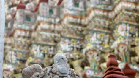 vista detallada de las azulejos de mosaico ornamentados de wat arun
