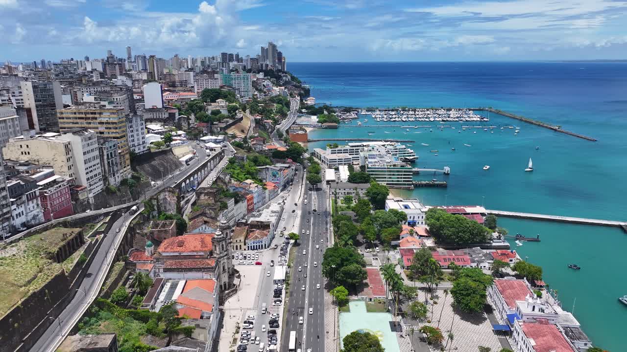 Elevador Lacerda a Salvador, Bahia, Brasile. Paesaggio costiero. Scenario naturale. Centro città. Elevador Lacerda in Bahia, Brasile. Sfondo tropicale. Acque della baia.