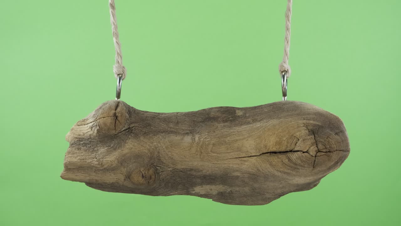 Vecchia insegna che oscilla sulle corde. Isolata su green screen.