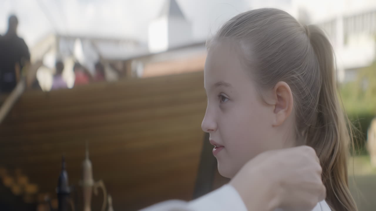 молодая девушка делает волосы.