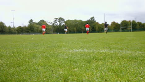 jugadores de rugby practicando pases juntos