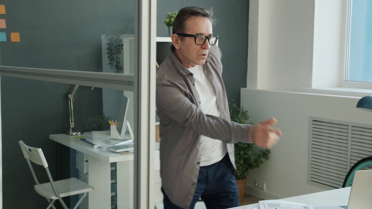 movimiento lento de trabajador de oficina maduro bailando relajándose divirtiéndose durante el descanso del trabajo