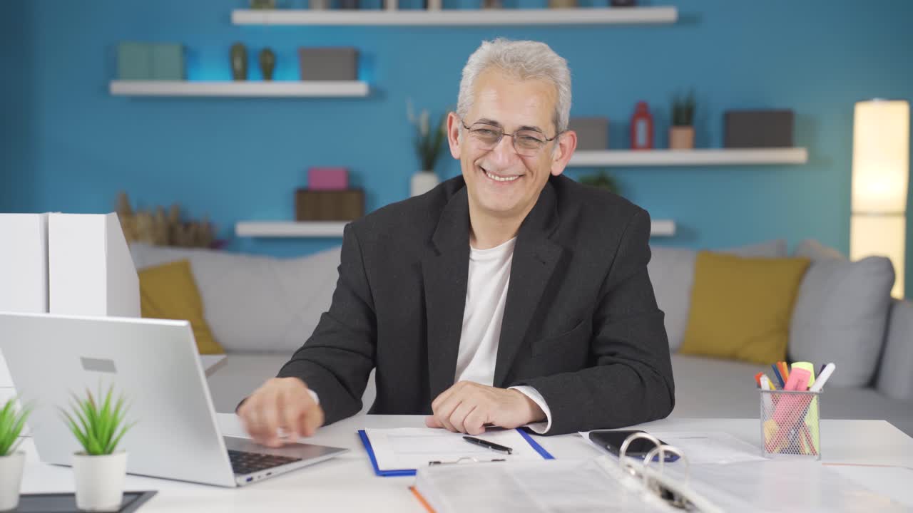 retrato de un hombre que trabaja en una oficina en casa