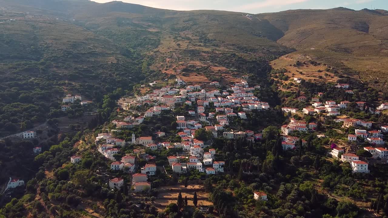 Vista aerea del pittoresco villaggio di Stenies sul pendio ad Andros al tramonto, Grecia