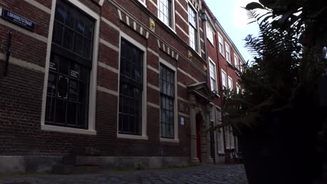 Diapositiva-De-Un-Callejón-Empedrado-Y-Una-Escuela-Latina-En-Leiden,-Países-Bajos,-Donde-El-Famoso-Pintor-Holandés-Rembrandt-Recibió-Sus-Primeras-Lecciones-De-Dibujo