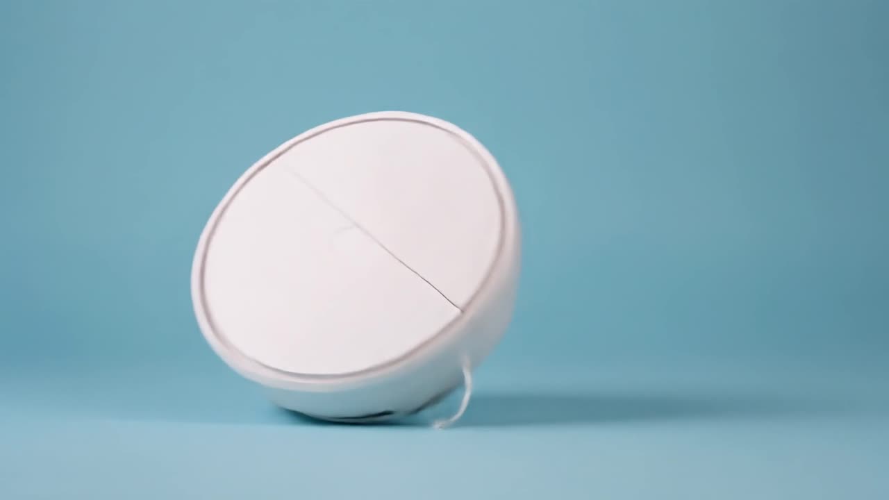 Robot aspirapolvere bianco che ruota in verticale su sfondo blu