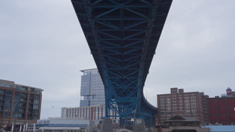 Tiro-Inclinado-Debajo-Del-Puente-Conmemorativo-De-Burton-En-Cleveland,-Ohio,-Lago-Erie