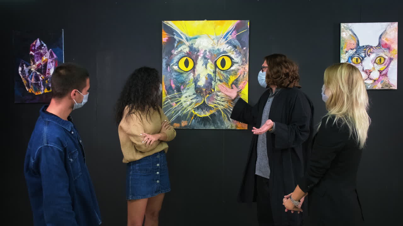 미술관 방문객 들 이 고양이 그림 을 보고 있다