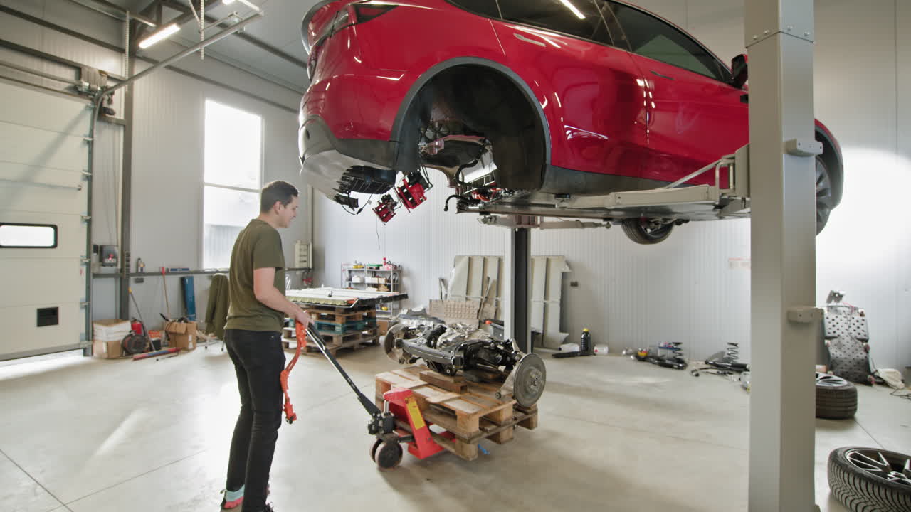 reparación de automóviles en un garaje