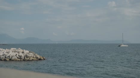 Napoli,-Italia---2-De-Mayo-De-2022:-La-Impresionante-Belleza-Del-Mar-De-La-Bahía-De-Sorrento-Vista-Desde-La-Ciudad-De-Nápoles:-Aguas-Azules,-Acantilados-Rocosos