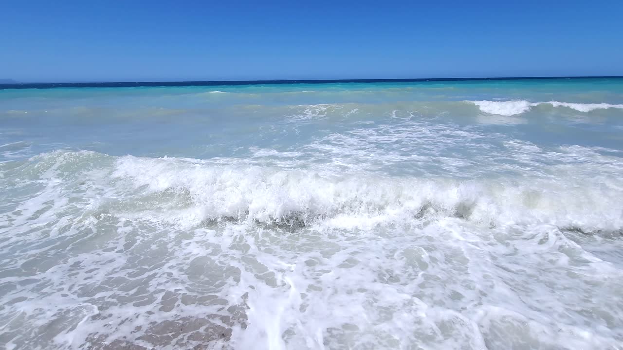 파란색 터키즈색 바다 물과  ⁇ 색 파도가 지중해의 비어있는 해변을  ⁇ 는 아름다운 색상의 파노라마 해안선