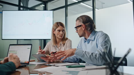 Inspirierter-Geschäftsmann-Spricht-Mit-Geschäftspartnern.-Gruppenbesprechung