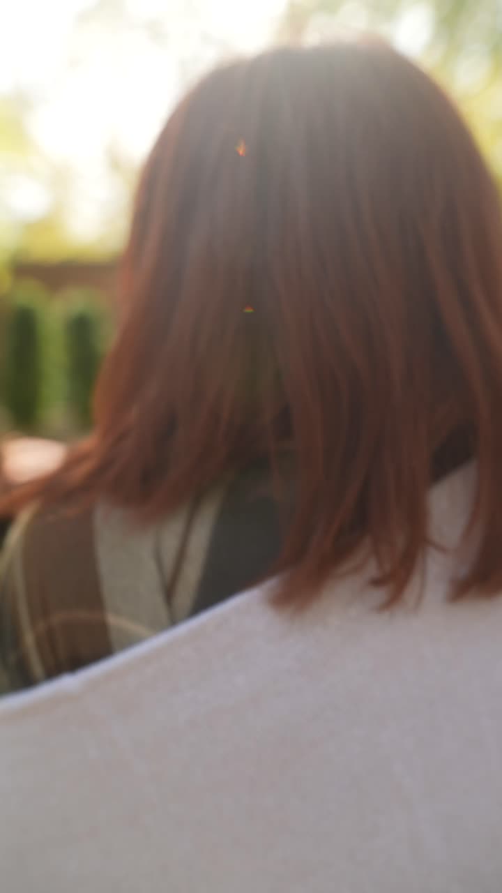 패턴 스웨터 를 입은 여자