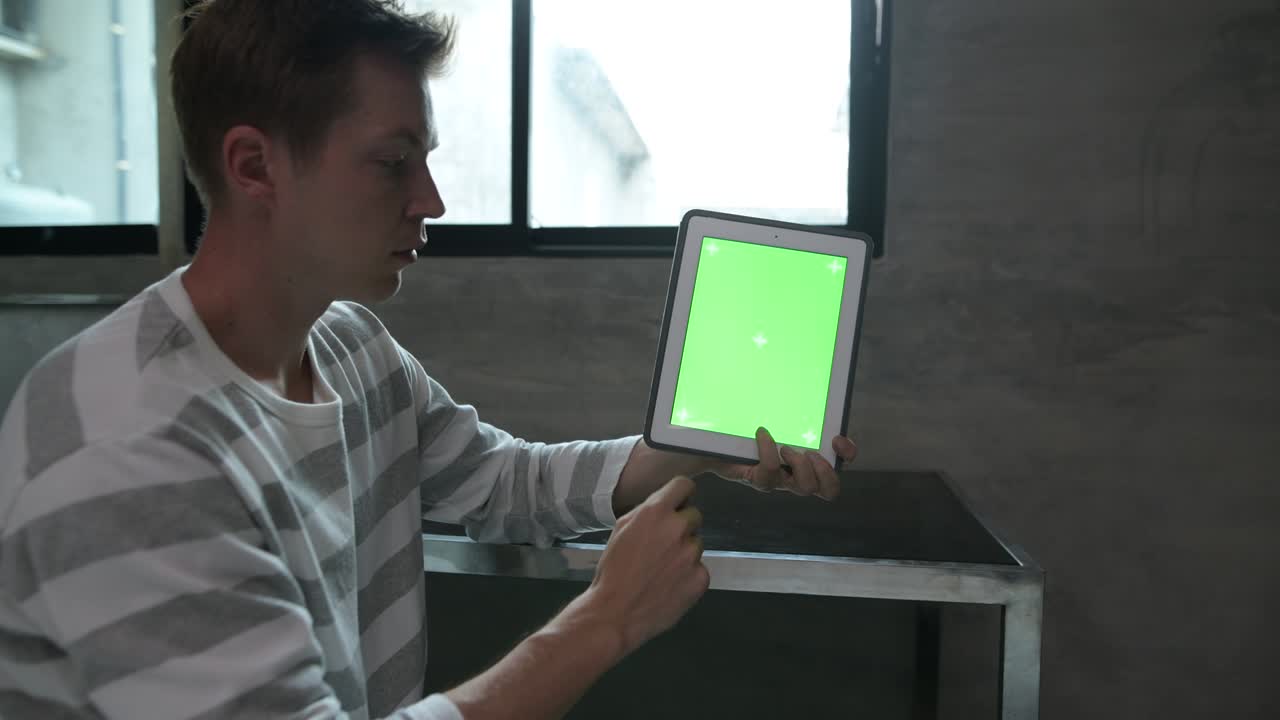 젊은 잘생긴 스칸디나비아 남자가 집에 있습니다.