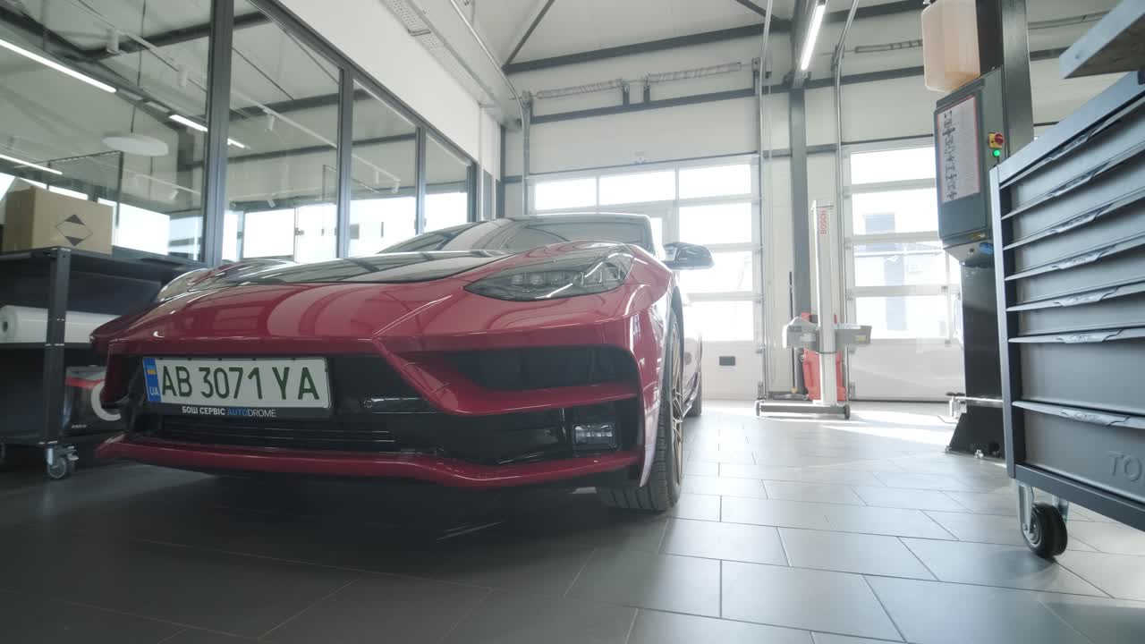 automóviles en mantenimiento en un taller de reparación de automóviles