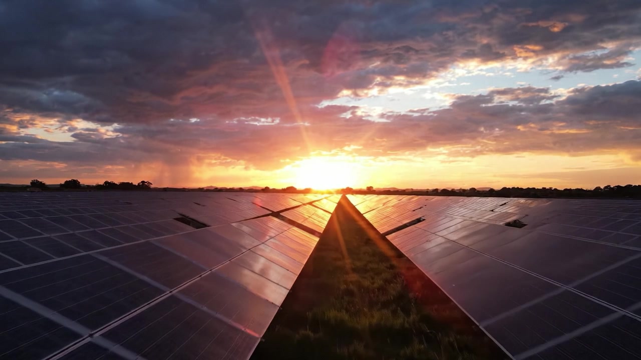 Splendido tramonto su pannelli solari che evidenzia l'impatto dell'energia rinnovabile sulla vita sostenibile e la transizione verso la tecnologia pulita.