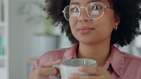 pausa para el café, mujer negra y relajarse en la oficina de casa