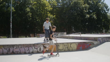 Niño-Caucásico-Haciendo-Un-Truco-En-Skatepark.