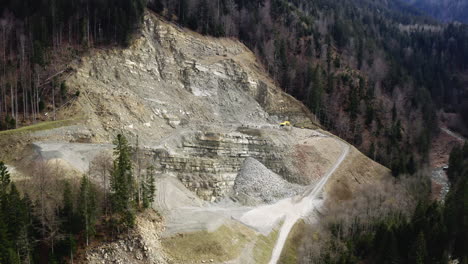 Luftaufnahme-Eines-Steinbruchs-In-Der-Schweiz