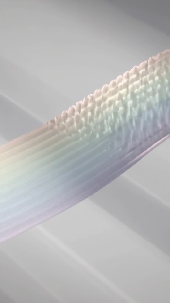 Vidéo verticale : Animation diffusée, ruban côtelé se déplaçant et révélant des festons, pour le design.