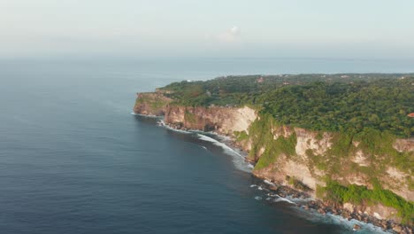 Vista-Aérea-De-Drones-De-Altos-Acantilados-Junto-Al-Mar-Cubiertos-De-Bosque-Verde